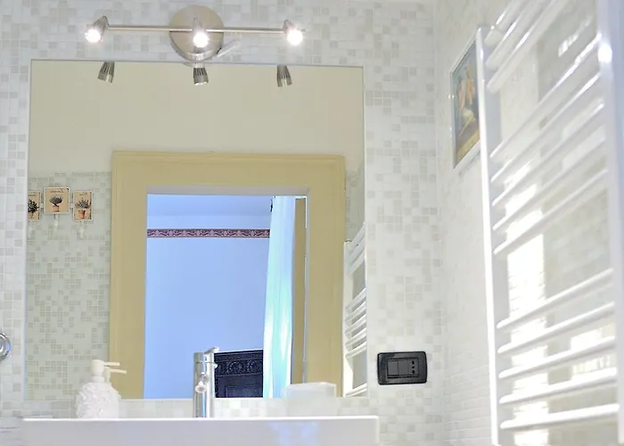 Luxury hotel only: Aquarius Inn